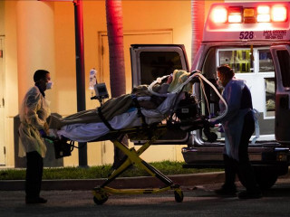 އެމެރިކާގައި ހާލު ބޮޑު ބަލި މީހަކު އުފުލަނީ: ކޮވިޑް-19 ޖެހޭ މީހުންގެ ގިނަކަމުން ފަރުވާދޭން ވަނީ ބޮޑެތި ގޮންޖެހުންތަކާއި ކުރިމަތިވެފައި