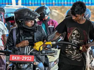 ކޮލަމްބޯގެ ބޭރުގައި އޮންނަ ވެއްލަވައްތަ ސަރަހައްދުގެ ފިލިންގް ސްޓޭޝަނެއްގައި، 2026 ވަނަ އަހަރުގެ މާރިޗު މަހުގެ 16 ވަނަ ދުވަހު މުވައްޒަފަކު ސައިކަލަކަށް ޕެޓްރޯލް އަޅަނީ.