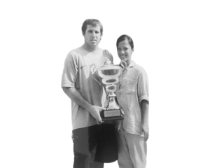 ހުރާގެ ކޯޗު ސްކޮޓް (ވ) އާއި އަންހެނުން ޝޭން ޕޮމިސްކަޕް ތައްޓާއެކު