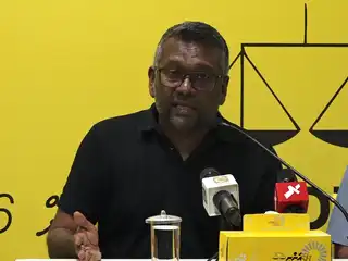 އާދިއްތަ ދުވަހުގެ ރޭ މާފަންނު ރައްޔިތުންނާއެކު ބޭއްވެވި ބައްދަލުކުރެއްވުމުގައި އެމްޑީޕީގެ ކުރީގެ ޗެއާޕާސަން ފައްޔާޒް އިސްމާއިލް ވާހަކަ ދައްކަވަނީ. 