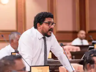 ރައްޔިތުން މަޖިލީހުގެ ޖަލްސާއެއްގައި ކެންދޫ ދާއިރާގެ މެންބަރު މައުރޫފު ޒާކިރު ވާހަކަ ދައްކަވަނީ. 
