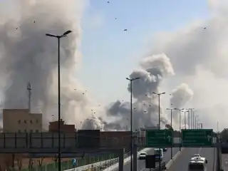 އީރާނުގެ ވެރި ރަށް ތެހެރާނަށް ދިން ހަމަލާއަކާ ގުޅިގެން އެ ސިޓީގެ މަތިން ދުންގަނޑެއް އަރަމުން ދަނީ