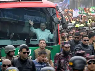 ލަންޑަނުގައި 17 އަހަރު ހޭދަކޮށްފައިވާ ތޯރިގް ރަހްމާން އެނބުރި ބަންގްލަދޭޝް އަށް ވަޑައިގަތުމުން ސަޕޯޓަރުން މަރުހަބާ ކިޔަނީ