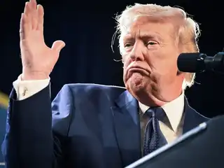 އީރާން އަލުން އާރާސްތު ނުކުރެވޭ ވަރަށް ވިހި ގުނަ ބާރުގަދަ ހަމަލާ ދޭނެ ކަމަށް ވިދާޅުވެ، ޓްރަމްޕް އިންޒާރު ދެއްވައިފި 