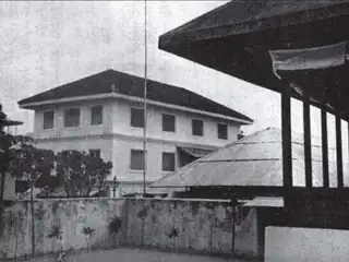 The three-story building pictured is the structure known as "Usgekolhu."