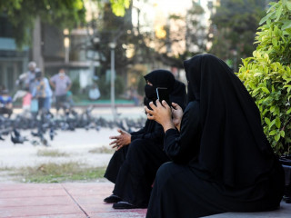 ޖުމްހޫރީ މައިދާނުގައި ދެ އަންހެނަކު އިށީނދެލައިގެން