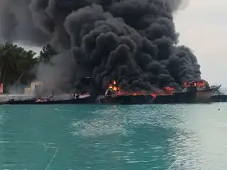 ފީއަލީ ބަނދަރުގައި އޮތް ތެޔޮ ބޯޓެއްގައި ރޯވެ ނުރައްކާތެރި އަލިފާނުގެ ހާދިސާ އެއް 