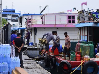 މާލެގެ ފަޅުގައި އަޅާފައި އޮތް ބޯޓުތަކެއް
