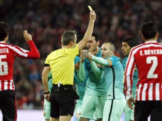 ލަލީގާގެ ރެފްރީއަކު ބާސާގެ ކުޅުންތެރިޔަކަށް ކާޑެއް ދައްކަނީ 