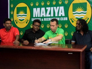 ޔަންގޮން ޔުނައިޓެޑްގެ ކުރީގެ ކޯޗު ސެކުލޮސްކީ މާޒިޔާ އަށް ސޮއިކޮށްފި