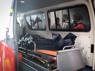 މާލޭގައި މީހަކު މަރުވެގެން އެމްބިއުލާންސަށް ލާފައި