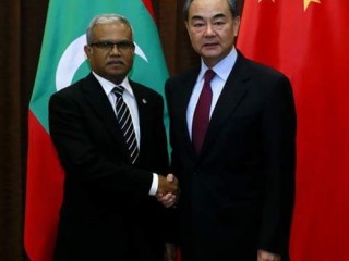 ރާއްޖޭގެ ފޮރިން މިނިސްޓަރ ޑރ މުހައްމަދު އާސިމް ޗައިނާގެ ފޮރިން މިނިސްޓްރީގެ އިސް ބޭފުޅަކާއި ބައްދަލުކުރައްވަނީ