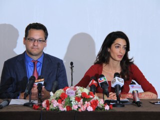 Ex-President Mohamed Nasheed\'s lawyers Jared Genser (L) and Amal Clooney speak to the press while in Maldives in 2015.