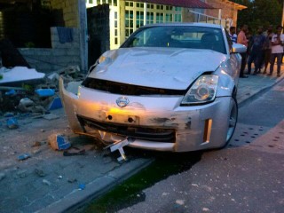 އައްޑޫ ސިޓީގައި ކާރެއް ކޮންޓްރޯލް ނުވެގެން ގޮސް ފާރަކަށް އަރައިފި