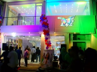 ޕޮއިސް އިން މަޖީދީ މަގުގައި ހުޅުވި ޝޯ ރޫމް