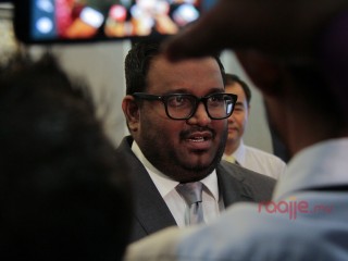 ޖަލުގެ ގޮޅީގައި އަދީބަށް އަނިޔާ ލިބެމުން ދަނީ، ދެ ކޮނޑު ވަނީ ފިހިފައި:ސިރާޖު 