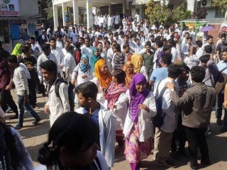 ބަންގްލަދޭޝްގައި ތިބި ދިވެހި ކިޔަވާ ކުދިން މުޒާހަރާ ކުރަނީ