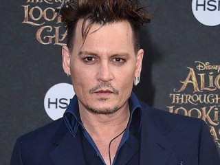 ޖޮނީ ޑެޕްގެ ކުރީގެ ބިޒްނަސް މެނޭޖަރުންނާ ދެކޮޅަށް 25 މިލިއަން ޑޮލަރުގެ ދަޢުވާއެއް އުފުލަނީ