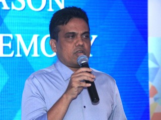 ގޮންޖެހުންތަކާ އެކު ފުޓުބޯޅައިގެ ރަސްގެފާނުގެ ގޮތުގައި ނިއުރޭޑިއަންޓް