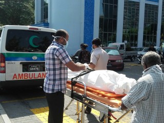  ފަތުރުވެރިއަކު ހޯދަމުން ދަނިކޮށް ދެ މީހެއްގެ ހަށިގަނޑު ކަނޑުމަތިން ފެނިއްޖެ