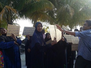 މިނިސްޓަރު މުއިއްޒާ ދެކޮޅަށް ނޮޅިވަރަންފަރުގައި މުޒާހަރާކޮށްފި 