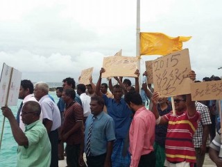 މިނިސްޓަރު ތޯރިގް އޮމަދުއަށް ވަޑައިތުމުން ގިނަ އަދަދެއްގެ ރައްޔިތިން ނިކުމެ އިޚްތިޖާޖު ކޮށްފި