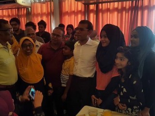 ސްރީލަންކާގައި ދިރިއުޅޭ ދިވެހިން ރައީސް ނަޝީދާއި އެކު ފޮޓޯ ނަންގަވަނީ