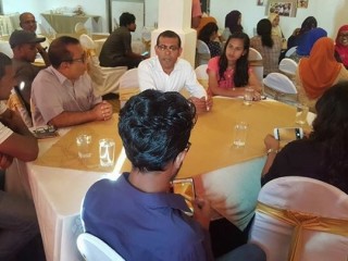 Nasheed meeting members of public in SL