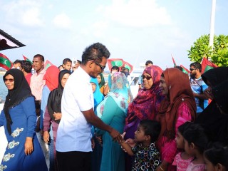 ރާއްޖޭގެ މޮޅު ކުޅުންތެރިޔާ އެނބުރި ރަށަށް ދިއުމުން ރަތްދޫލައިގެ މަރުހަބާއެއް