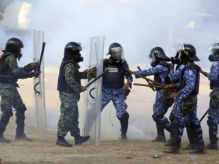 ފުލުހުންނާއި ސިފައިން: ނަމުން ޒިންމާދާރު، ކަމުން ހަމައެއް ލަމައެއް ނެތް