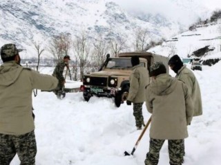 ޕާކިސްތާނާއި އަފްޣާނިސްތާނުގައި ހިނގި ސްނޯ ފޭބުމުގެ ހާދިސާތަކުގައި 100 އަށް ވުރެ ގިނަ މަރު