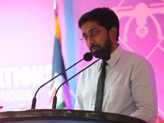 ވަކިވަކި ފުލުހުން ކުރާ ކަންތައްތަކުގެ ޒިންމާ ފުލުހުންގެ އިދާރާއިން ނަގާކަށް ނުޖެހޭނެ، މުޅި މުއައްސަސާ ބަދުނާމުކޮށްގެން ނުވާނެ: ހޯމް މިނިސްޓަރ