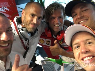 ސްޓާލައިޓް ޗިލްޑްރެންސް ފައުންޑޭޝަނަށް އެހީވުމަށް ފޯމިއުލާ ވަން ޑަރައިވަރުން ފޮޓޯތަކެއް ހަދިޔާކޮށްފި