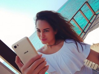 ސޯނާކްޝީ ސިންހާ ރާއްޖޭގައި ނަގާފައިވާ ސެލްފީއެއް