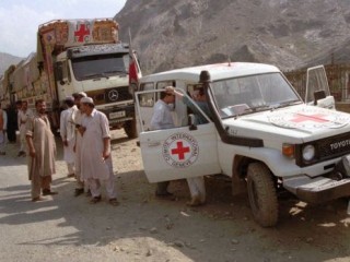 އައިއެސްގެ ހަނގުރާމަވެރިން ކަމަށް ބެލެވޭ ބަޔަކު ރެޑް ކްރޮސްގެ މުވައްޒަފުންތަކެއް މަރާލައިފި