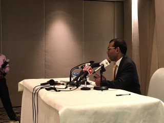 ރައީސް ނަޝީދު މީގެ ކުރިން ބޭއްވި ނޫސްވެރިންގެ ބައްދަލުވުމެއްގައި ވާހަކަ ދައްކަވަނީ