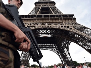 އައިފްލް ޓަވަރު ވަށައިގެން ބިއްލޫރި ފާރެއްލަނީ 