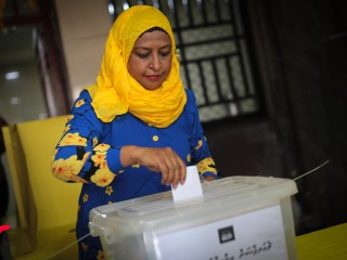 Photograph of a voter at a Maldivian Democratic Party election held to select a party chairperson in 2017