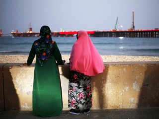 ސިނަމާލެ ބްރިޖާއި ދިމާލަށް ބަލަހައިއްޓައިގެން ދެ މީހަކު