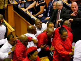 ދެކުނު އެފްރިކާގެ ރައީސް އާ ދެކޮޅަށް މަޖިލީހުގައި ހިނގި ހަމަނުޖެހުމުގެ ވީޑިއޯ ވައިރަލް ވެއްޖެ