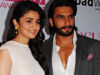 ޒޯޔާ އަކްތަރްގެ "ގަލީ ބޯއީ " ގައި އާލިއާ އާއި ރަންވީރް 