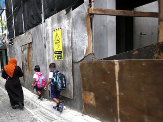 ދަރީންނަށް ތިޔަ ދަސްކޮށްދެނީ އަނިޔާވެރިކަމެވެ!