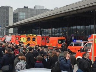 އެއަރކޯނަށް ޖެހި ސްޕްރޭއަކުން ބައެއްގެ ނޭވަޔަށް އުނދަގޫވެގެން އެއަރޕޯޓް ބަންދުކޮށްފި