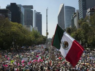 ޓްރަމްޕާ ދެކޮޅަށް މެކްސިކޯގައި މުޒާހަރާ ކުރަނީ