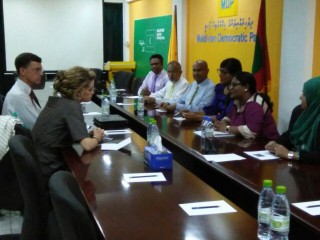 ހައި ކޮމިޝަނަރު ޖޭމްސް ޑޯރިސް މްޔޫއޯ އާއި ބައްދަލު ކުރައްވައިފި