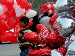 ލޯބިވެރިންގެ ދުވަސް ފާހަގަކުރުން މަނާކޮށް ޕާކިސްތާން ހައިކޯޓުން އަމުރެއް ނެރެފި