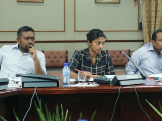 ޑިއުޓީގެ ބޮޑުކޮށްގެން ލިބޭ ފައިސާއިން އާންމުން ހޭލުންތެރިކުރަން ސަރުކާރު މެމްބަރުން ދެކޮޅު!