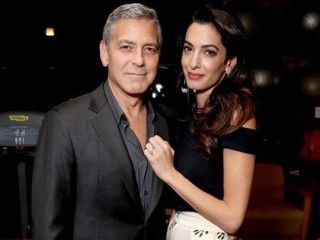 ދަރިންގެ ފޮޓޯ ނެގުމުން ޖޯޖު ކްލޫނީ ރަތަށް