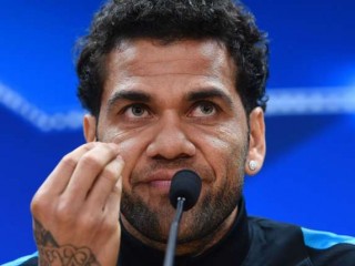 ޑޭނީ އަލްވޭޒްގެ ހޫނު ހަމަލާތަކެއް ބާސެލޯނާއަށް! 