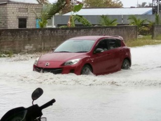 ވިއްސާރަ ދުވަހެއްގައި އައްޑޫ މަގުމަތީ ފެންބޮޑު ވެފައި